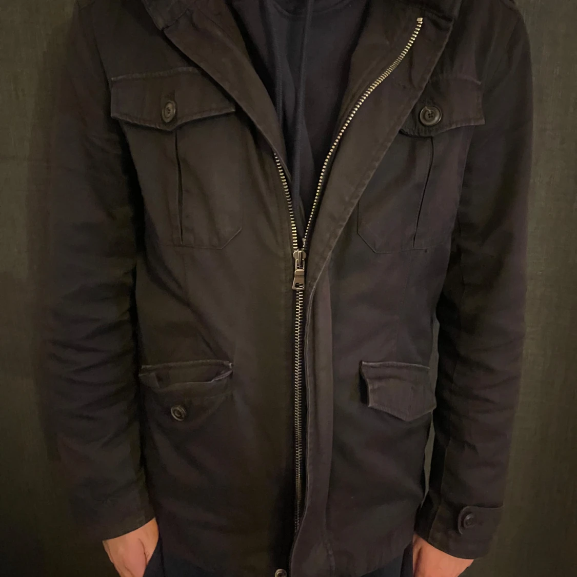 Svart fieldjacka med dragkedja