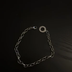 Silverfärgat armband - Ett silver armband som man kan sätta massor av berlocker på. (Säljer även berlocker) Köpt för 1 299kr. Pris kan diskuteras vid snabb affär.