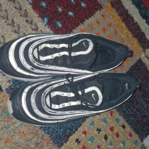 Air max 97 - Hej. Jag säljer ett par fetta air max, dem är i nytt sick har använt dem max 5-10 gånger. Dem sitter bra på foten och har en bekväm sula perfekt till dig som letar efter ett par billiga och stilrena skor. Det finns inga vidare skador förutom en pyteliten skråma på framsidan av skon. Möts i  rydsgård, skurup, svedala, Kontakta för mer information!