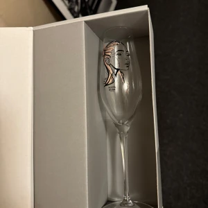 2 champagneglas  - 2 oanvända champagneglas från serien ”All about you” från Kosta Boda.