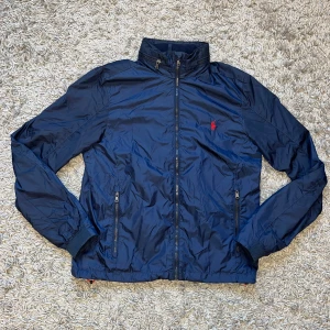 Ralph lauren windbreaker - Hej säljer denna windbreaker från Ralph lauren i storlek S. Jackan har inga difekter och är som ny! Den har även en luva man kan ta ut från nacken av jackan. Nypris är runt 2000-2500 mitt pris 900!