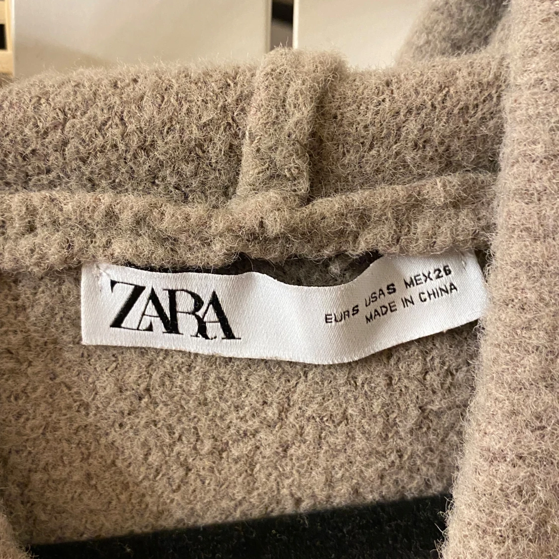 Beige stickad tröja med luva - 2