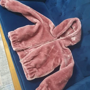 Rosa teddyjacka från Cubus - Mysig rosa teddyjacka från Cubus i storlek S. Jackan har en dragkedja framtill och en huva för extra värme. Perfekt för kyliga dagar när du vill vara både bekväm och stilren. 🧥✨