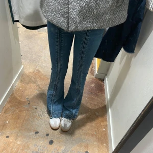 Blå jeans från Foxy Jeans Co - Coola Bootcut jeans med detaljer framtill med dragkedjor 💞I bra skick men en som bild visar är en hälla har gått sönder💞Innerbenslängden är 77cm