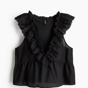 Svart ärmlös blus med volang - Snygg svart ärmlös blus från Zara med v-ringning och volangdetaljer. Perfekt för en stilren look. PRIS KAN DISKUTERAS!!