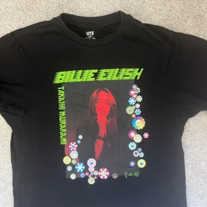 Svart T-shirt med Billie Eilish-tryck - Snygg svart T-shirt från Uniqlo med ett coolt tryck av Billie Eilish och Takashi Murakami. Oversized i modellen! Perfekt inför hennes konsert i mars!