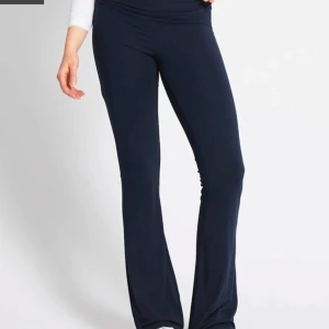 Mörkblåa lågmidjade yogapants  - Blåa yogapants som man kan vika ner, har använt ca 2 gånger, säljer på grund av att de inte kommer till användning. Är lite osäker på storleken då jag har tagit bort lappen men är antingen xs/s. 