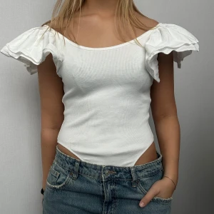 Vit ribbad body - Vit ribbad body från Zara med volangdetaljer