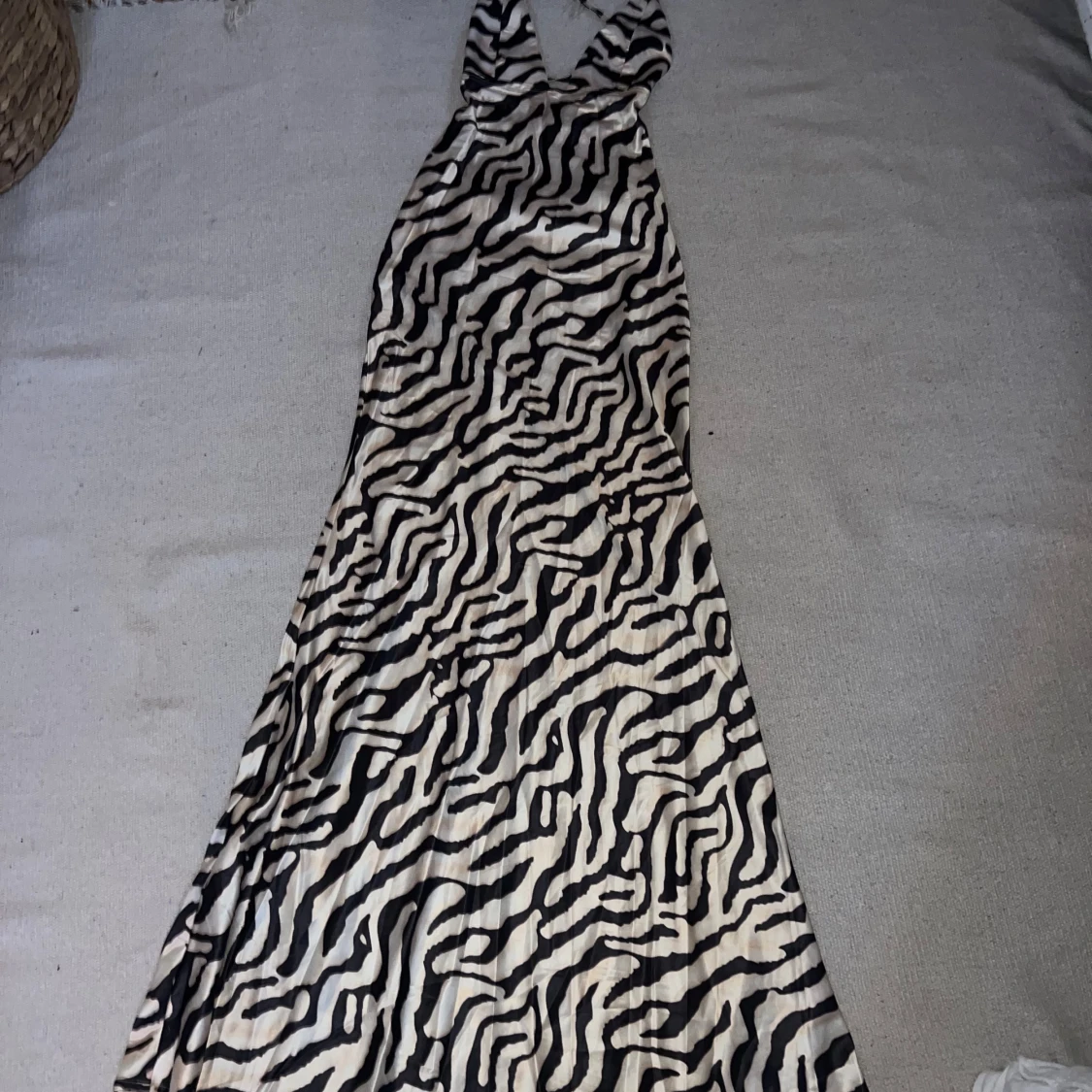 Zebramönstrad långklänning med öppen rygg - 3