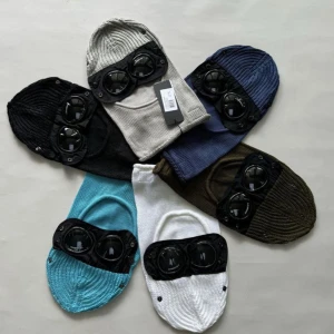 C.P Company Balaclava Ski Mask - Snygga C.P Company Ski mask’s inne. Helt fräscha, oanvända och har hög kvalité. Olika färger finns ”svart,Grå,Navy,babyblue,vit,grön. Det är bara skriva vilken färg man vill ha så löser vi:) (ingen byte)