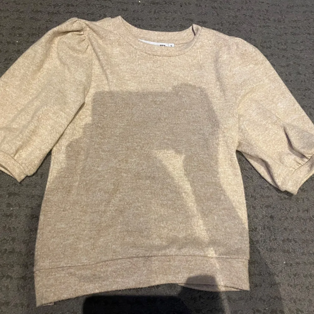 Säljer en jätte fin beige tröja med puff armar från lager 157. Tröjan ör använd få tal gånger och är i väldigt bra skick. Den är i storlek S.. Neuletakit & Villapaidat.