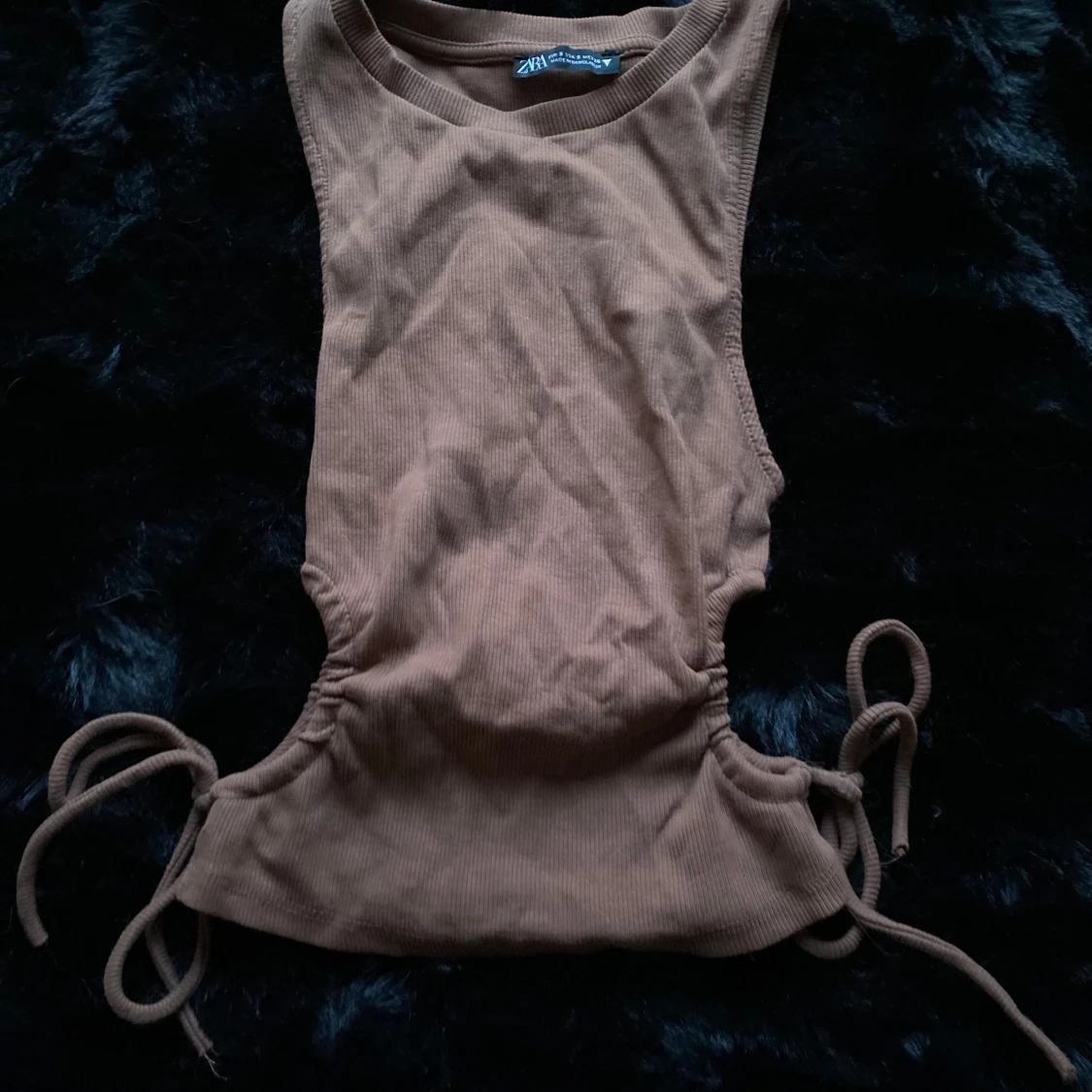 Brun ribbad linnetopp