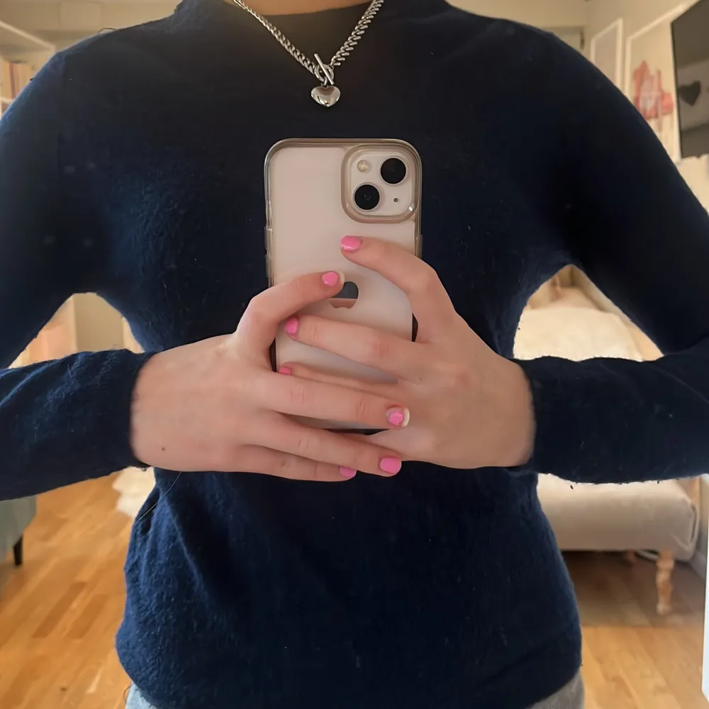 Säljer en stilren mörkblå tröja från Zara. Tröjan har en enkel design med långa ärmar och är tillverkad i ett mjukt material. Perfekt för en avslappnad look.. Neuletakit & Villapaidat.