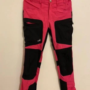 Fritids/arbetes/bruks byxor från Arrak Outdoor - Hundförarbyxor från märket arrak outdoor. sparsamt använda och har inga defekter eller skavanker!  Nypris 899kr