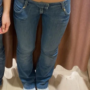 Lågmidjade bootcut - Midjan är 74 och innebenslängden är 80. Priset går att diskuteras.