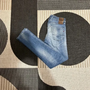 Replay jeans - Säljer ett par Replay jeans i storlek W29 L32, skick 10/10 bara andvända ett par gånger, nypris 1700kr, mitt pris 549kr, jeansen har sjukt snygga slitningar och färg på knäna och är en av de bäkvämaste byxor jag har haft på mig, hör av er vid övriga funderingar och frågor😊
