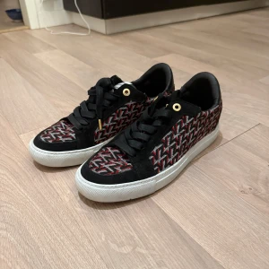 Mönstrade sneakers från Zadig & Voltaire - Snygga sneakers från Zadig & Voltaire med ett mönster i svart, rött och vitt. Passar 38-39. Är i väldigt bra skick. Använd fåtal gånger.