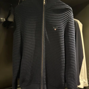Gant full zip  - Tja säljer min Gant tröja i storlek s aldrig använd tags sitter kvar på den . Nypris på denna ligger runt 1699 