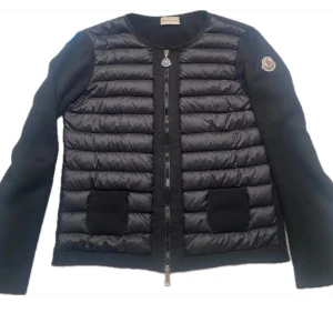 Moncler jacka  - !INTRESSEKOLL! Kanske vill sälja min äkta moncler jacka undrar hur mycket nån skulle kunna tänka sig köpa den för! (Lånade bilder från flaken clothing där jag köpte den) 