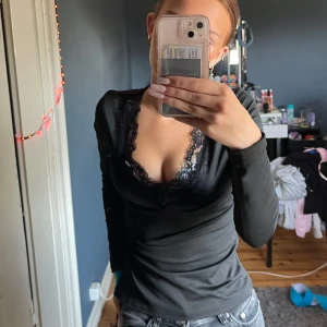 svart tröja med spets  - jag säljer min svarta långärmade tröja ifrån shein då jag inte tycker att den passar mig, använd max 5 ggr. tycker den är jätte fin och den liknar intimissimis tröja! pris kan diskuteras💞