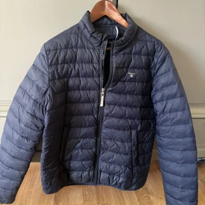 Gant jacka - Riktigt fin Gant jacka marinblå. Perfekt till hösten, bra skick. 