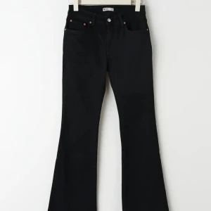 Gina Tricot jeans 34 - Svarta lågmidjade Bootcut jeans från Gina i storlek 34. Andvänd men inga hål eller fläckar. Lite små slitna längst ner dock. Väldigt sköna och fina!