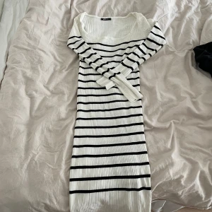 Randig klänning  - Randig klänning i storlek S från Gina tricot, använd Max 5 gånger! Nypris 500kr