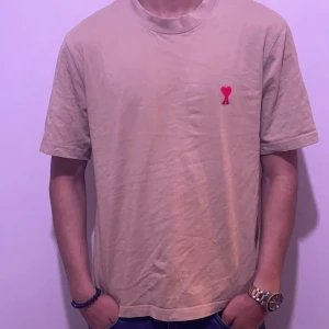 Ami t-shirt - Säljer min ami Tisha, skick 7/10 se bilder. Har använts i 1.5 år nu men ser fortfarande fräsch ut. Storlek S. Kan tänka mig gå ner i pris vid snabba affärer. 