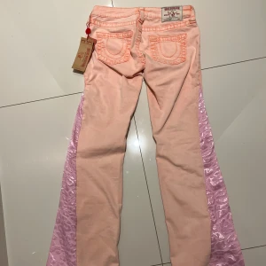 True religion jeans med leopard detalj - Lågmidjade. Storlek 27. Nya har prislappen kvar. 
