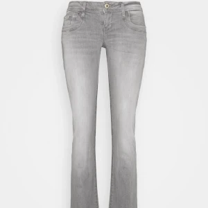 Ltb jeans  - Gråa Ltb jeans i storlek 25x30. De är lowwaist bootcut. Endast använda några gånger och är i jättebra skick. Köpta för 900kr❤️