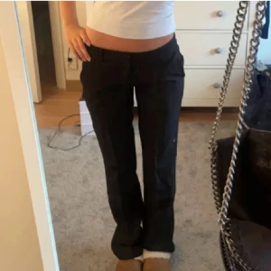 Kostymbyxor - Säljer ett par helt nya kostymbyxor aldrig användt dom. Jag är ganska lång så det bli små. Det är low waist och jätte snygga. Bilder kan skickas bara att skriva privat. Orginalpris 500 men Kan gå ner, första bilden är lånad men det ser exakt ut så.💕