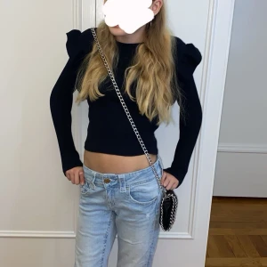 Fin tröja med volang från Zara🙏🏼🙏🏼  - Säljer för att den är liiiiiite för liten 💋 jag är 156 o den är i storlek 140 står det men den passar mig nästan så ja tror det är ganska flexibelt 