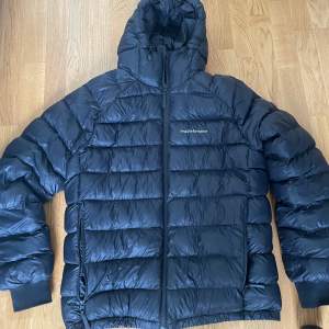 Säljer en Peak Performance Tomic Insulated Hood Jacket då den är för stor, använd en halvsäsong bara. Inga skador eller repor alls. Priset går såklart att diskutera Mvh