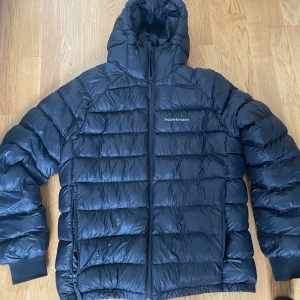 Peak Performance jacka - Säljer en Peak Performance Tomic Insulated Hood Jacket då den är för stor, använd en halvsäsong bara. Inga skador eller repor alls. Priset går såklart att diskutera Mvh
