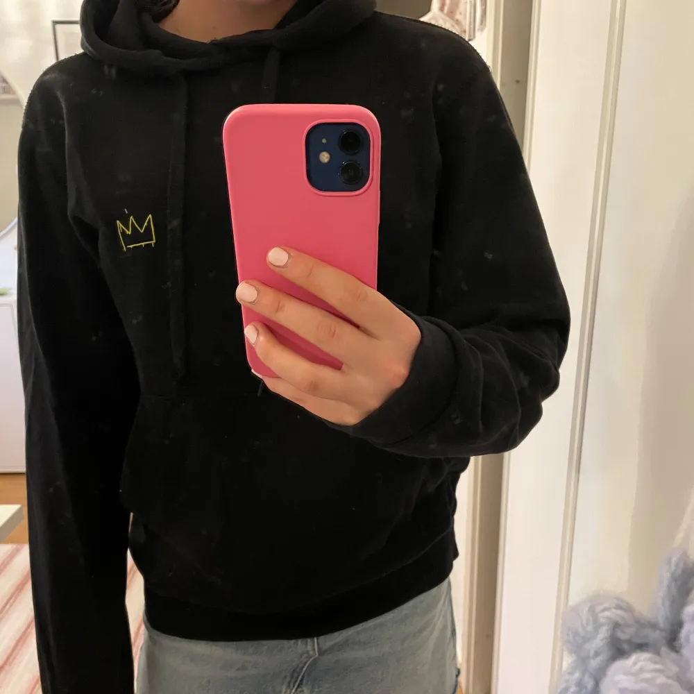 Säljer min hov1 hoodie! Köpt här på Plick och är använd men inga defekter. Den är i storlek S men passar mig som har xs💕 Skriv vid intresse💕. Hoodies.