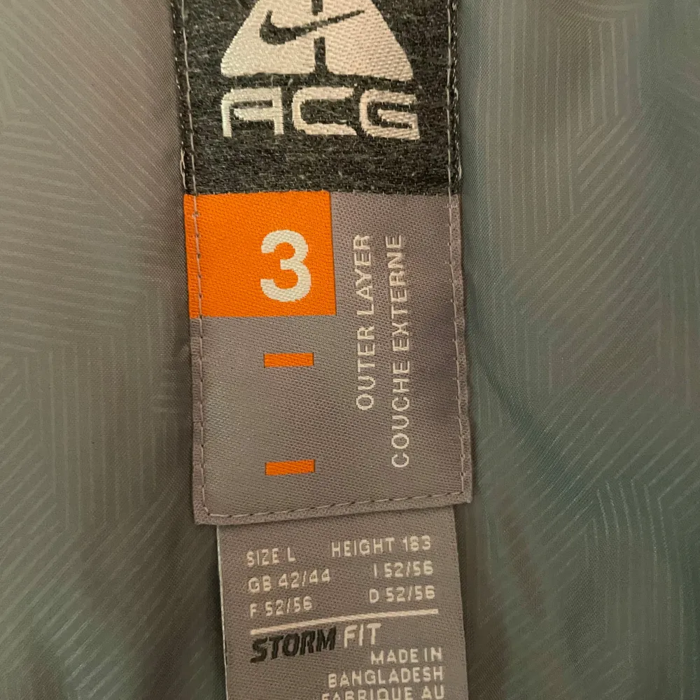 Vintage Nike ACG Storm Fit Level 3 Jacket. Lots of zippers and pockets. Men’s XL. Silver/orange. Condition is like new. . Takit.