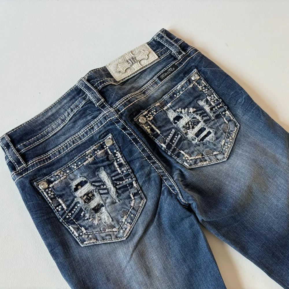 Lågmidjade bootcut jeans från Miss Me. Snygga jeans med slitningar. Perfekt skick, se bild. Mått: Innerbenslängd: 78cm   Midjemått rakt över: 34cm Midjemått: 73cm Modellen är 166cm lång. Fler bilder finns. Skriv gärna ifall du har några frågor! 💗. Jeans & Byxor.