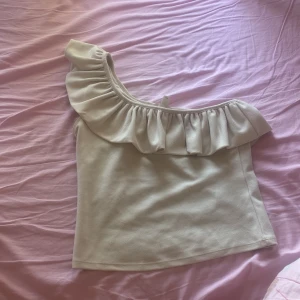 topp - säljer denna skit snygga topp från H&M då den inte kommer till användning så mycket,vet att den är slutsåld och inte går o få tag i längre💞💞