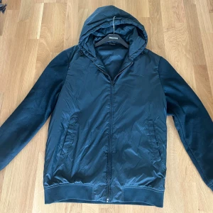 Massimo dutti cardigan  - Säljer min extremt snygga Massimo dutti cardigan, storleken är L men passar M. Den är i toppskick då den knappt är använd så inga fläckar eller hål osv… färgen är mörkgrön. Hör av dig vid fler frågor mvh Emil