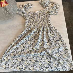 Blommig sommar klänning ifrån H&M💙💛💚pris kan diskuteras  - Använd en gång innan!