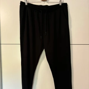 Byxor  - Svarta byxor som ska lika kostymbyxor men i mjukt material
