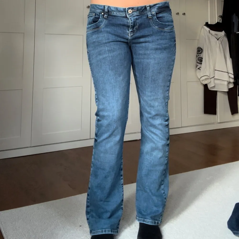 Säljer dessa assnygga lowwaist jeansen ifrån märket Ltb i modellen Valerie! De är i storlek W31, L32. Midjemått: 82, innerbenslängd: 81💕 (Jag är 172 som referens) Säljer fler lowwaist bootcut jeans så kika in min profil!! ❤️. Jeans & Byxor.