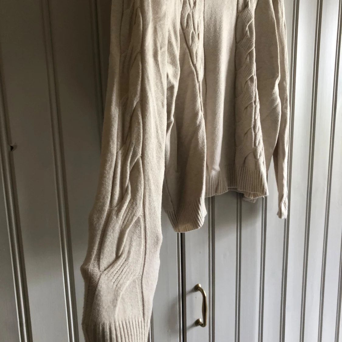 Beige stickad tröja med flätmönster - 90