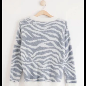 Zebra mönster tröja - Säljer denna ljusblåa zebra mönster tröjan. 