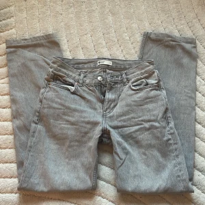 Gråa jeans  - Gråa straight Lågmidjade jeans från Gina Tricot, i storlek 32. Perfekt skick! Midjemått: 37 cm rakt över Ytterbenslängd: 95 cm Innerbenslängd: 71 cm