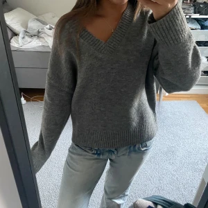 Zara Tröja - Superfin stickad tröja från Zara perfekt till hösten!! Inga defekter, skriv om ni har frågor annars är det bara o trycka på köp nu!❤️❤️❤️