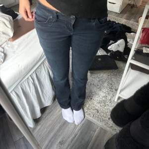 Lågmidjade bootcut jeans från LTB. Fina men DOCK lite trasiga längst ner🥲. Passar mig perfekt som är 175 på längden.  Storlek 26/34🙏💐⭐️