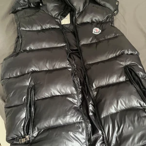 Moncler väst  - Moncler väst med luva färgen svart storlek Small kan mötas endast i stockholm byten funkar ocksåå