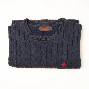 Mörkblå stickad tröja från Morris - Nu säljer vi en Morris kabelstickad tröja. Tröjan är i ett använt skick och lappen i nacken hänger lite löst. Skick: 7/10. Nypris: ca 1700. Tröjan är storlek L men passar M och S. Alla bilder är självtagna. ( killen på bilden är 175 cm lång)