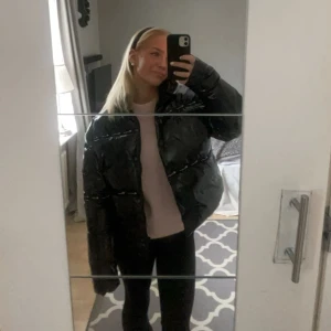 Svart pufferjacka från Champion - Skitsnygg svart pufferjacka från Champion. Den är perfekt nu inför hösten och vintern. Jackan är långärmad och har en normal passform. 